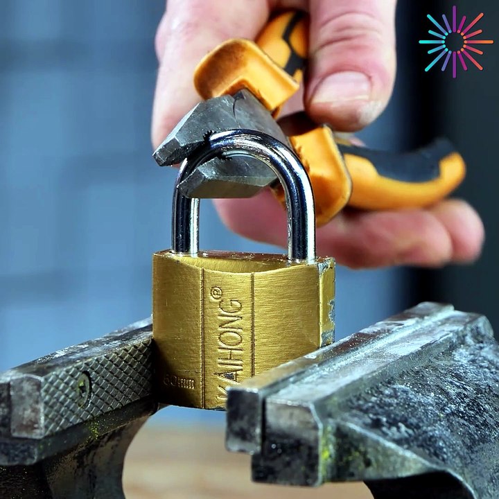 Opening a stubborn padlock 🔒