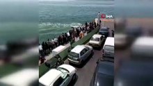Kocaeli'de feribotta korku dolu anlar: Yolcu denize düştü, büfe çalışanı peşinden suya atladı