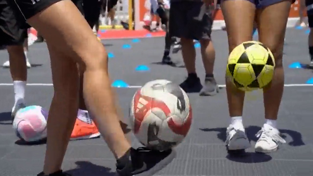 Más de 500 personas logran en Miami el récord de realizar simultáneamente toques de balón durante 10 segundos