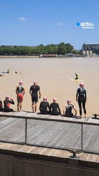Des centaines de nageurs ont traversé la Garonne à Bordeaux
