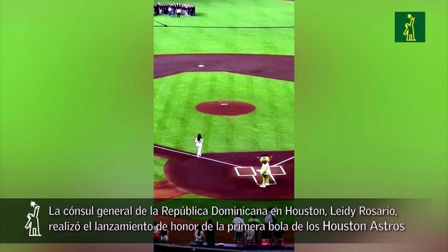 La cónsul general de la República Dominicana en Houston, Leidy Rosario, realizó el lanzamiento de honor de la primera bola de los Houston Astros