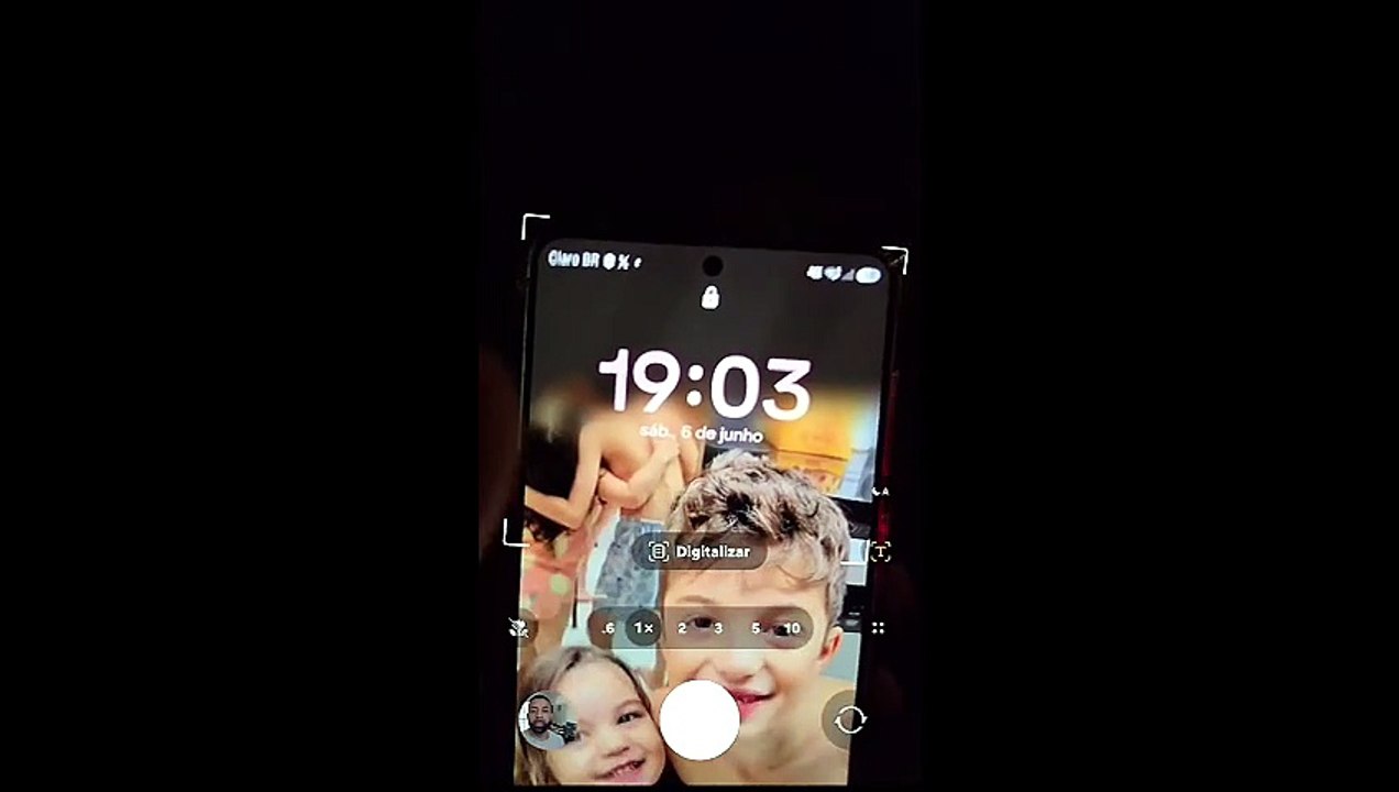 Youtuber vai à casa de influenciador, faz 'teste' com luzes de camping e diz ter desvendado suposto OVNI; veja vídeos