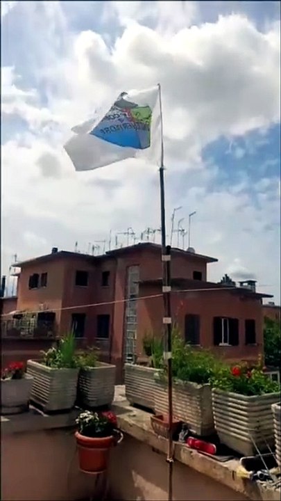 LA NOSTRA BANDIERA SVETTA SUI TETTI DELLA GARBATELLA