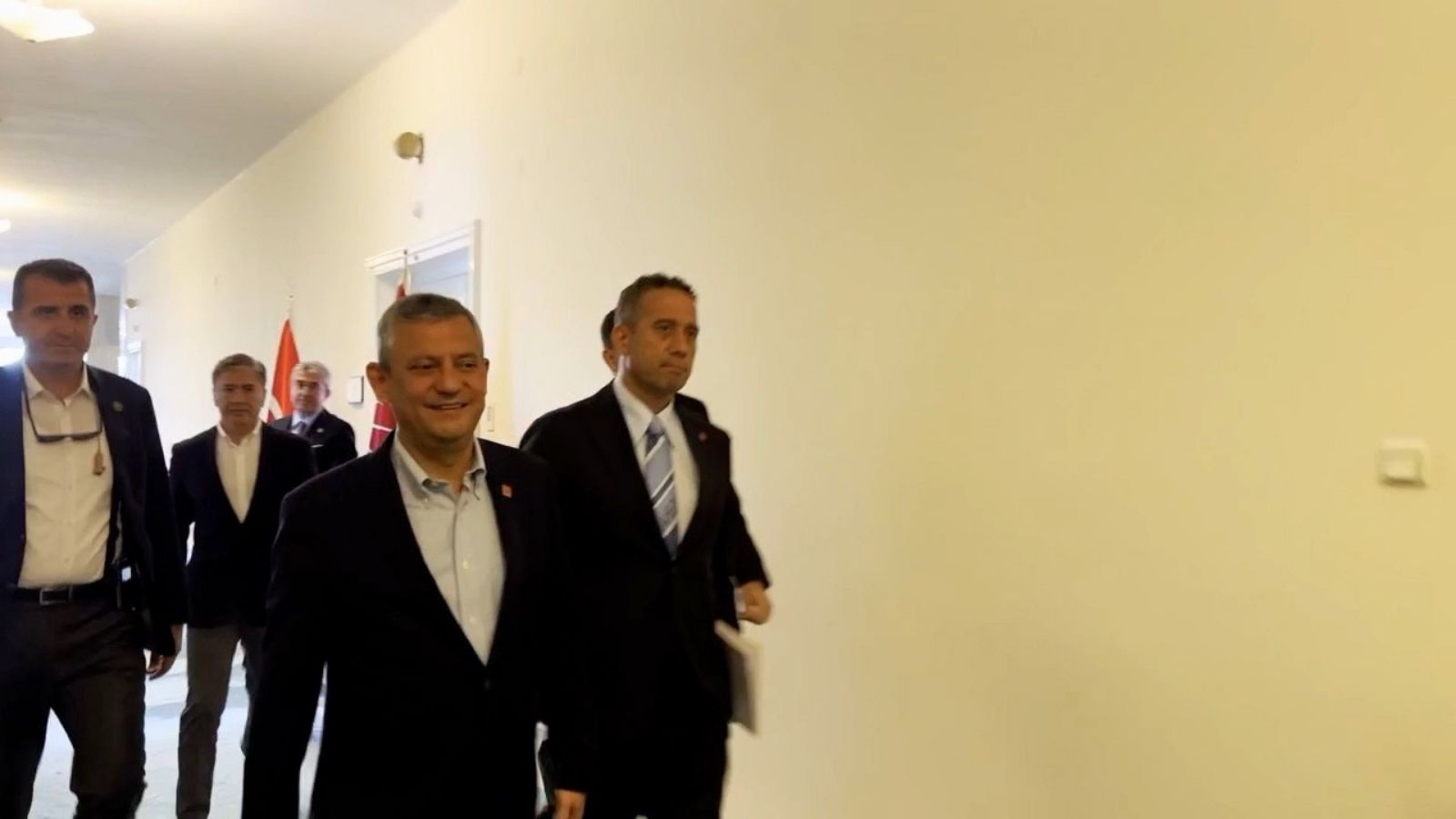 Özgür Özel, grup toplantısı kararı için MYK sonrasını işaret etti: Çıkışta açıklayacağız