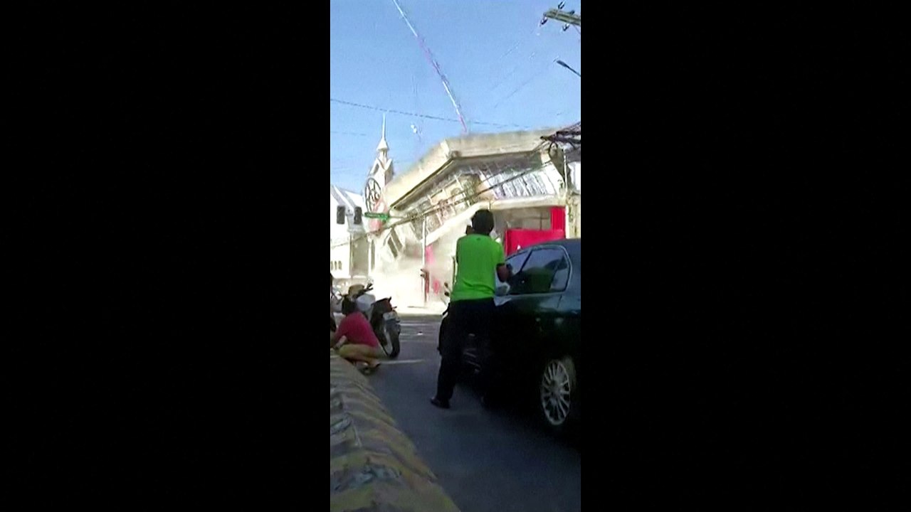 Building collapses after massive earthquake hits Philippines