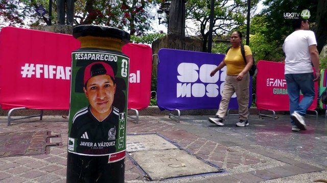 Pegan fichas de búsqueda con temática mundialista