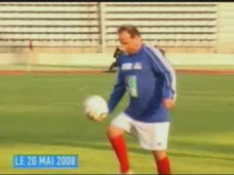 François hollande jouant au foot MDR !!!
