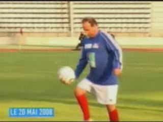 François hollande jouant au foot MDR !!!