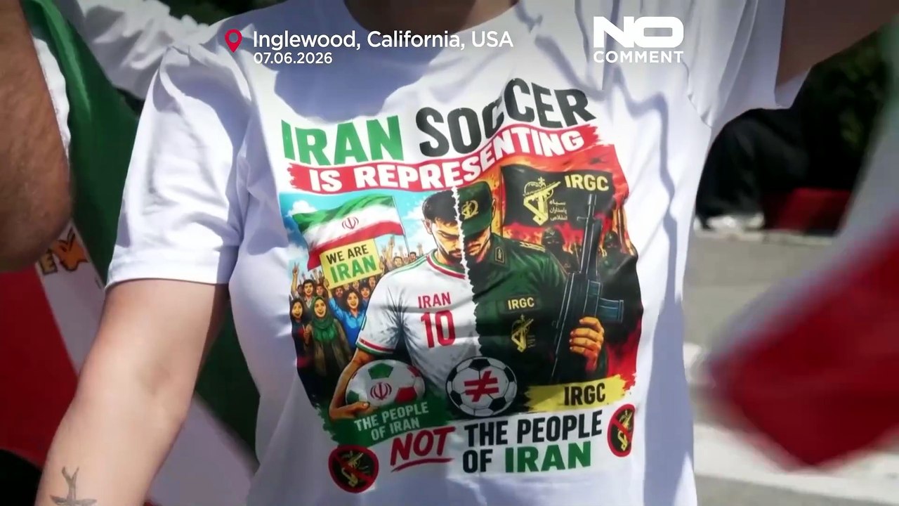 Des Iraniens manifestent devant un stade du Mondial avant le match de l'Iran