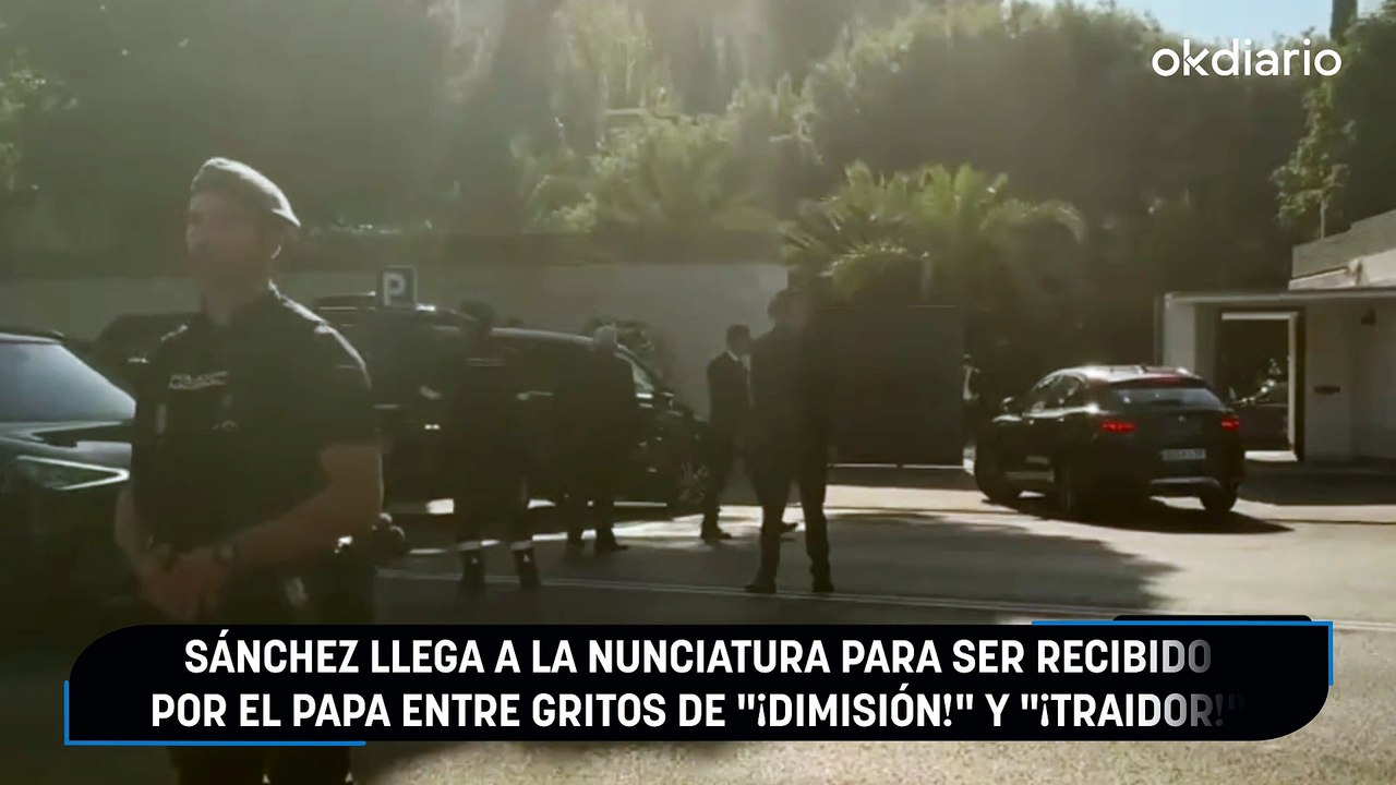 Sánchez llega a la Nunciatura para ser recibido por el Papa entre gritos de "¡dimisión!" y "¡traidor!"