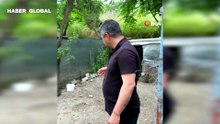 Kümese giren 2 metrelik kara yılanı yakalarken elinden böyle ısırıldı