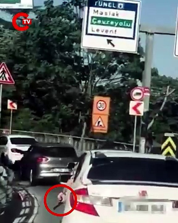İstanbul Sarıyer’de seyir halinde giderken kullandığı araçtan silah sarkıtan kişi gözaltına alındı. Silah oyuncak çıktı.