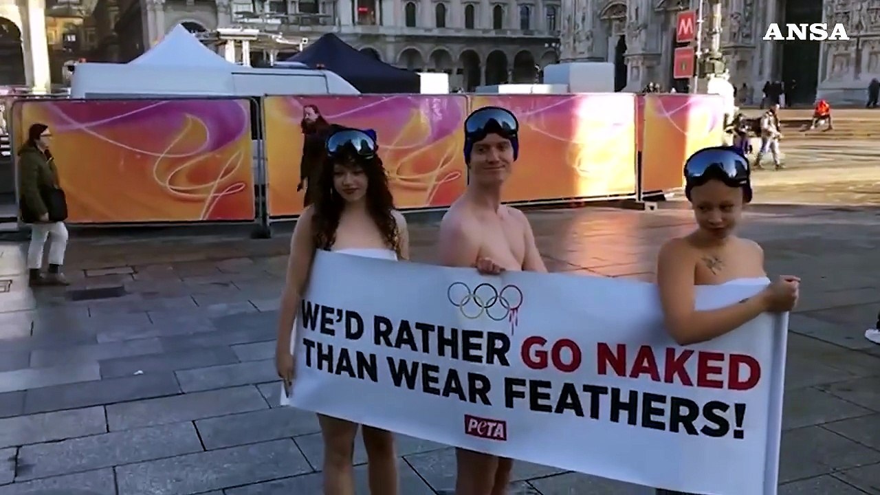 Milano Cortina, flash mob animalista sull'abbigliamento sportivo: "Basta piume"