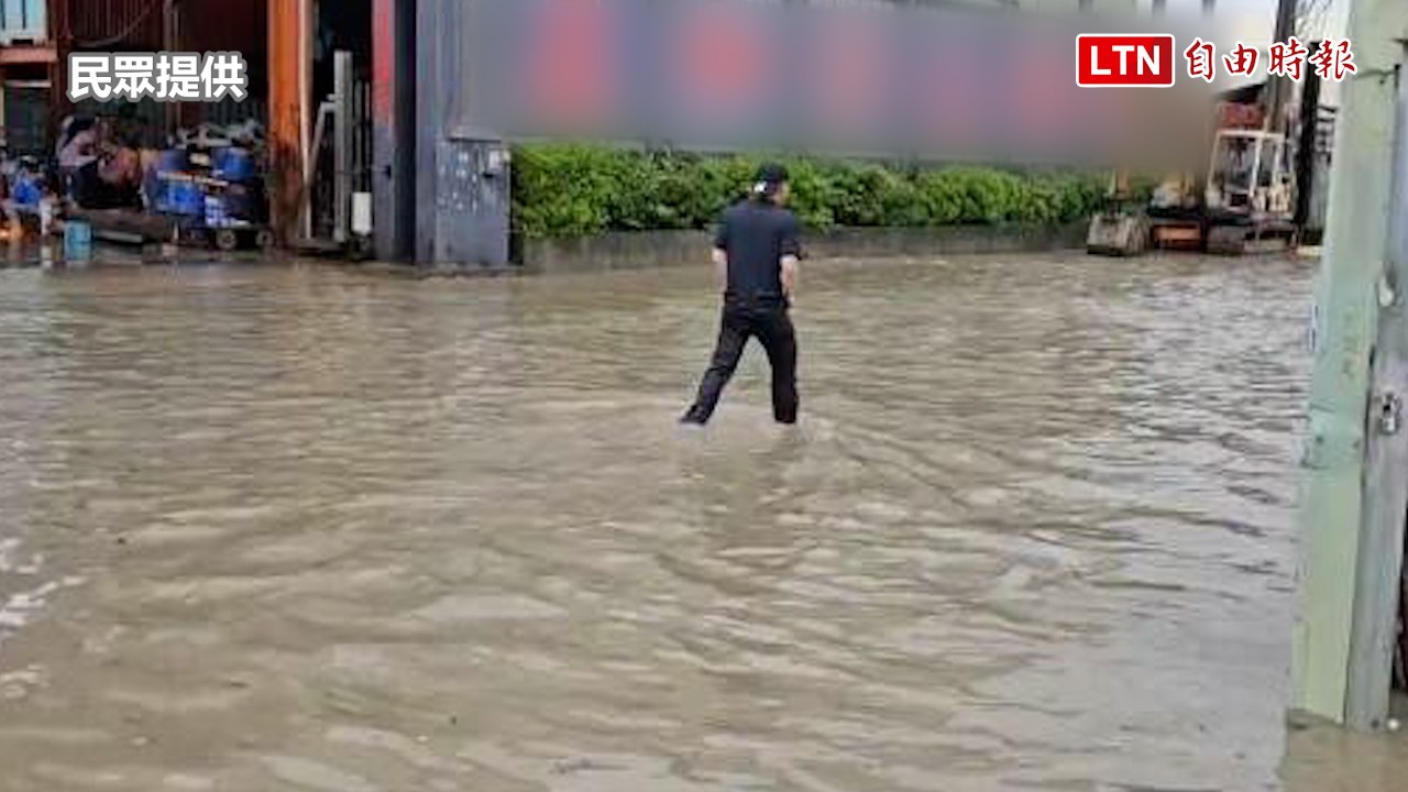 高雄仁武強降雨多處積水 民眾涉水通行險象環生