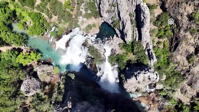 Antalya'da dağın içinden çıkan doğa harikası: Uçansu Şelalesi