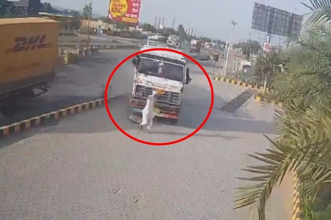 ट्रेलर ने बुजुर्ग को कुचला