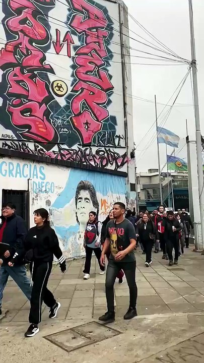 La fila para despedir al Indio Solari llegó hasta el puente Pueyrredón