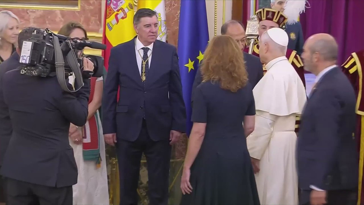 Pasamanos del Papa con los principales líderes políticos en el Congreso de los Diputados