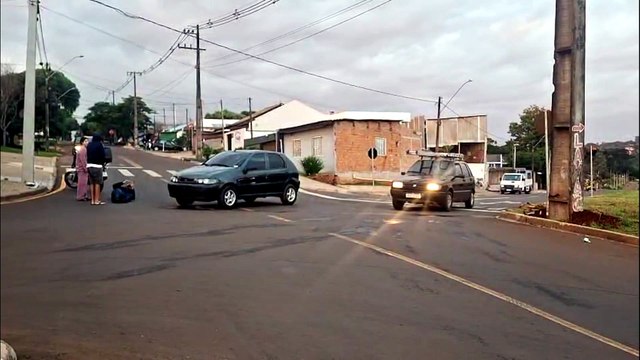 Motociclista fica ferido após colisão com carro na Avenida das Torres