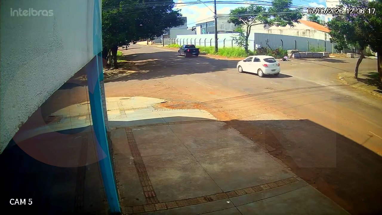 Câmera flagra colisão entre moto e caminhonete no Bairro Country