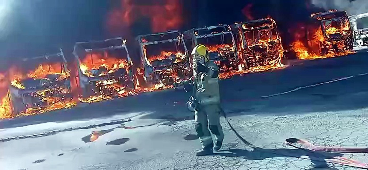 Vídeo: incêndio de grandes proporções destrói quase 30 ônibus em garagem com três funcionários; assista