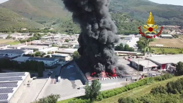 Pisa, maxi incendio alla Delca: le impressionanti immagini dall'alto