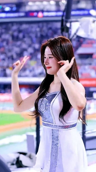 Lee Ye-bin Stunning Out-Song Fancam + Cheerleader EP 58