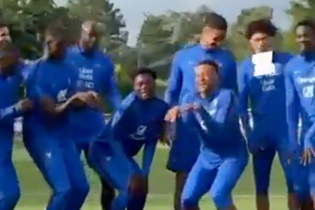 La selección de Francia se burla de Cherki tras su viral foto con el presidente