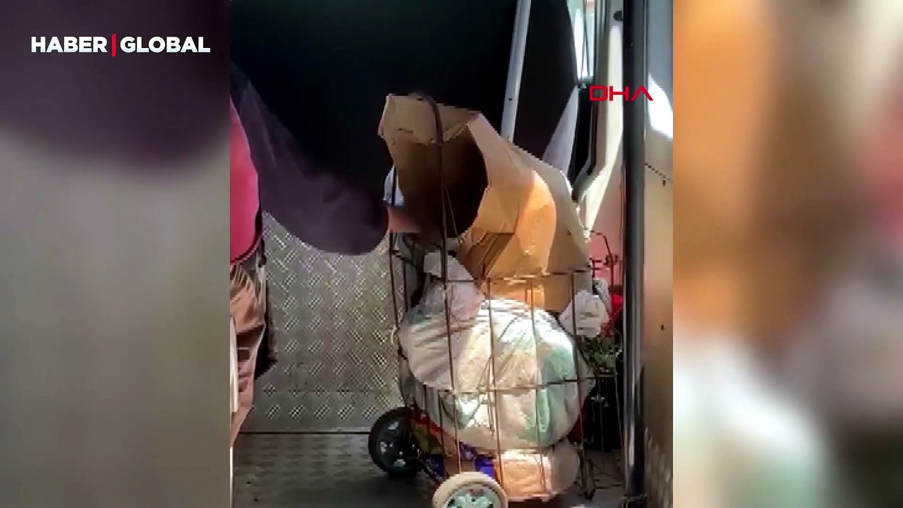 Pazar arabasına koyduğu keçisiyle dolmuşta yolculuk yaptı