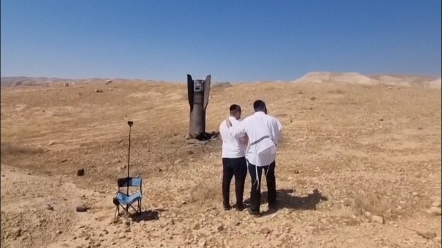 La impactante imagen de un misil clavado en el suelo en Cisjordania tras el intercambio de fuego entre Israel e Irán