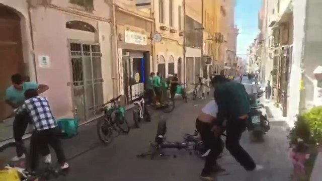 Cinghiate, calci e pugni tra rider nel cuore di Sassari, caos in corso Vittorio Emanuele