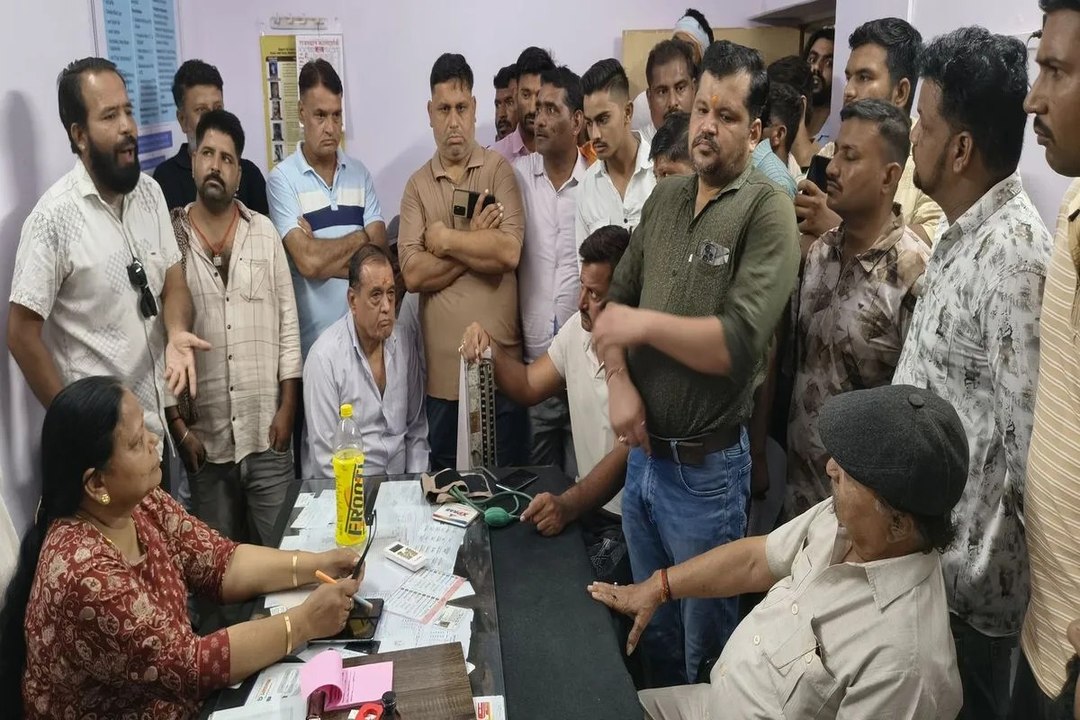 विवाद : संविदा कार्मिक - मुझे गालियां दी, चिकित्साधिकारी - काम के लिए कहना ही पड़ता है