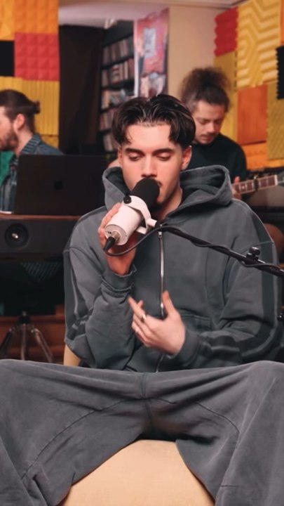 Rnboi reprend un morceau de Tauc avec des musiciens 🤩