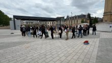 Des enseignants font un jeu de chaises musicales sur la Place Léopold d'Arlon pour protester