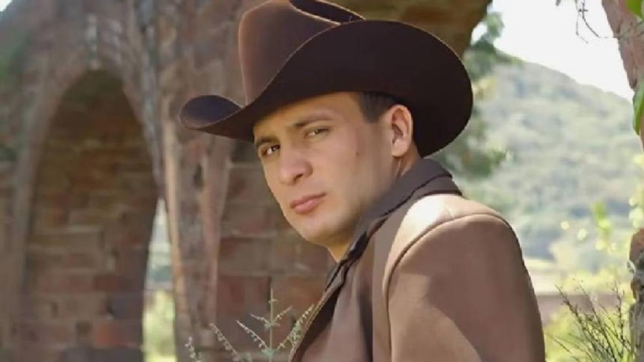 Valentín Elizalde: Mamá del "Gallo de Oro" llora al verlo en concierto