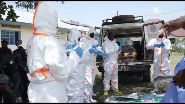 Ebola, volontari Croce Rossa seppelliscono morti: veniamo attaccati
