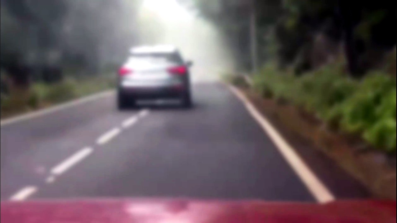 Imprudencia en el Macizo de Anaga: un conductor invade el carril contrario bajo una intensa niebla