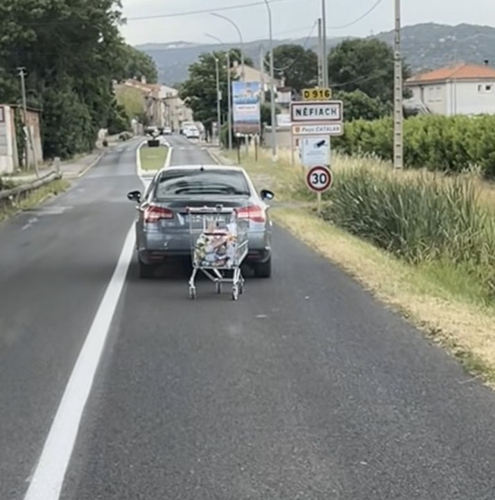 INSOLITE : Une voiture fait des kilomètres en tractant un caddie