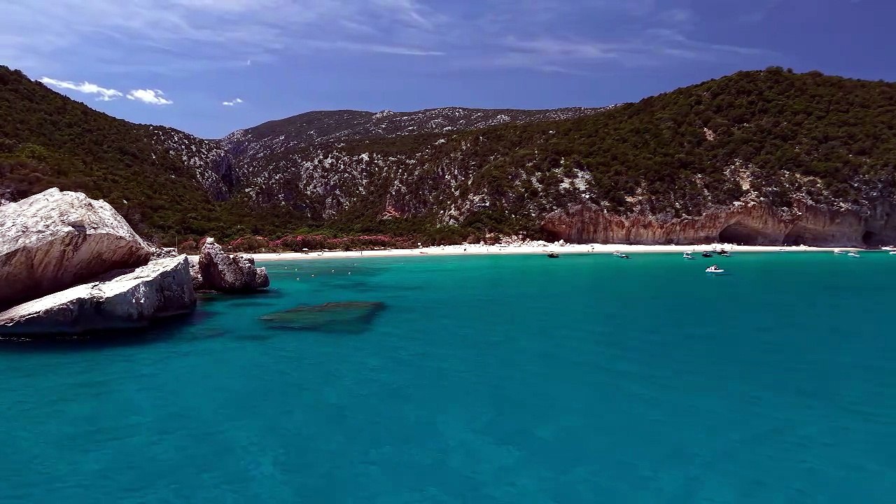 Cala Luna semideserta come in inverno, l'effetto del caso pontile: niente barconi e spiaggia quasi vuota
