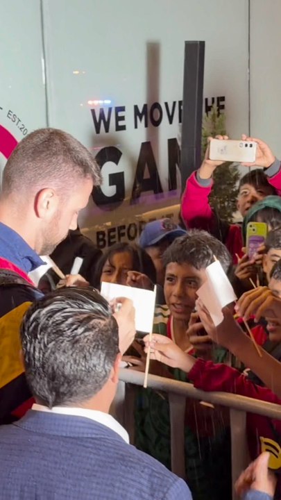 ¡DETALLAZO DE UNAI SIMÓN CON LOS NIÑOS!