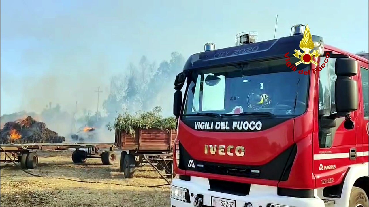 Aziende agricole minacciate dalle fiamme, Canadair ed elicotteri in volo