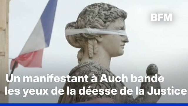 Rassemblements pour Lyhanna: un manifestant bande les yeux de la déesse de la justice Thémis à Auch