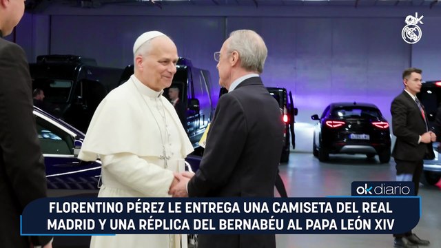 Florentino Pérez le entrega una camiseta del Real Madrid y una réplica del Bernabéu al Papa León XIV
