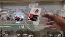 ¡La idea genial con frascos de Dollar Store que todos están usando sobre la cubierta de la cocina!