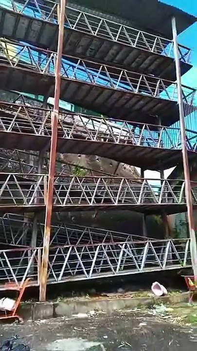 Estrutura precária de passarela é vista na Baixa de Quintas