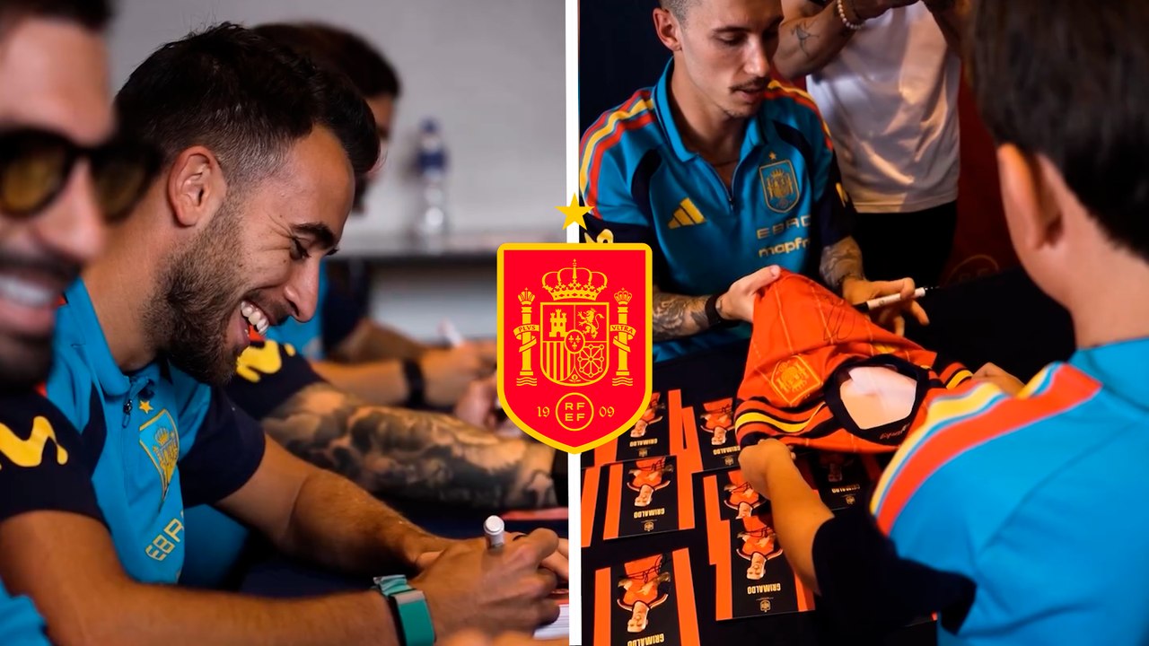 Jugadores de la selección de España atienden a los aficionados mexicanos en Puebla previo al juego ante Perú