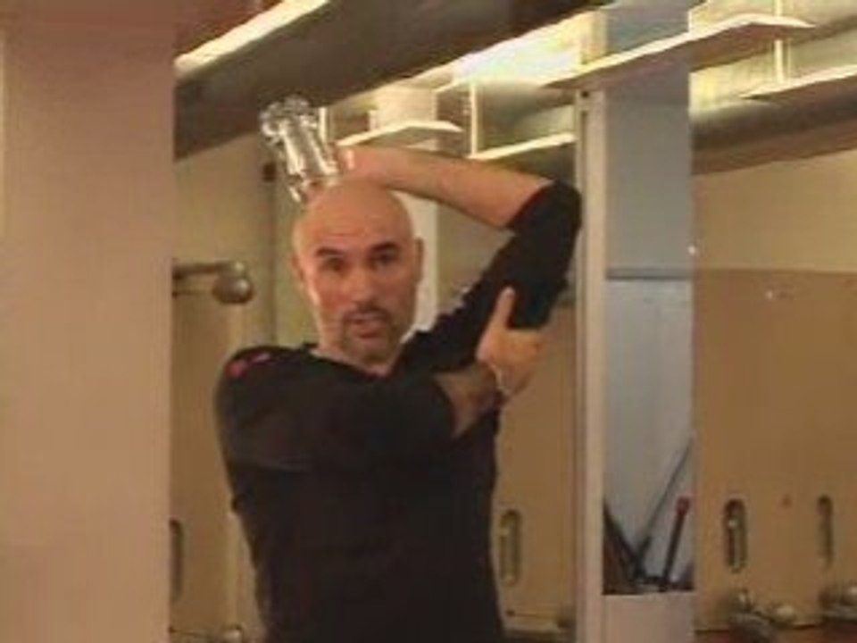 Renforcez vos triceps avec des bouteilles d'eau !