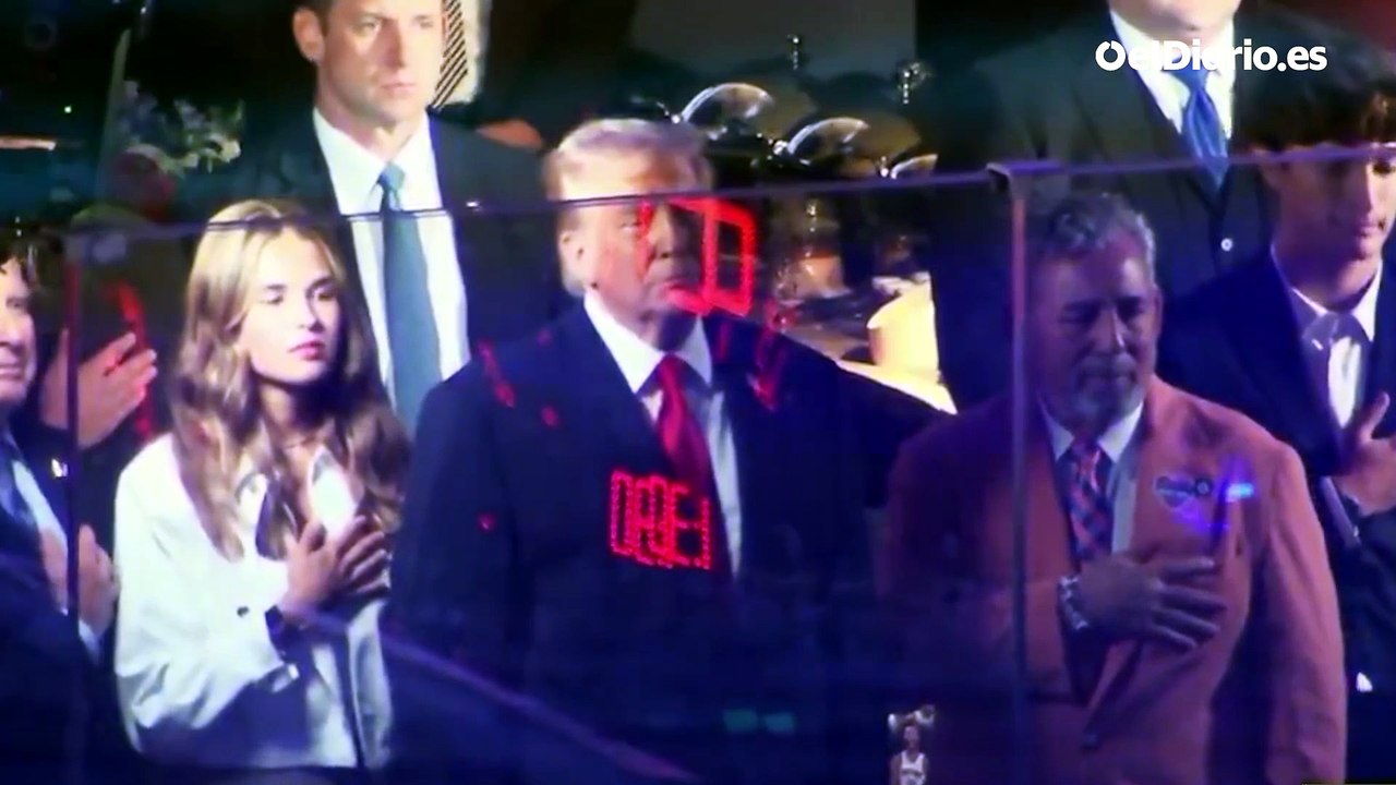 Donald Trump durante el himno nacional en Madison Square Garden