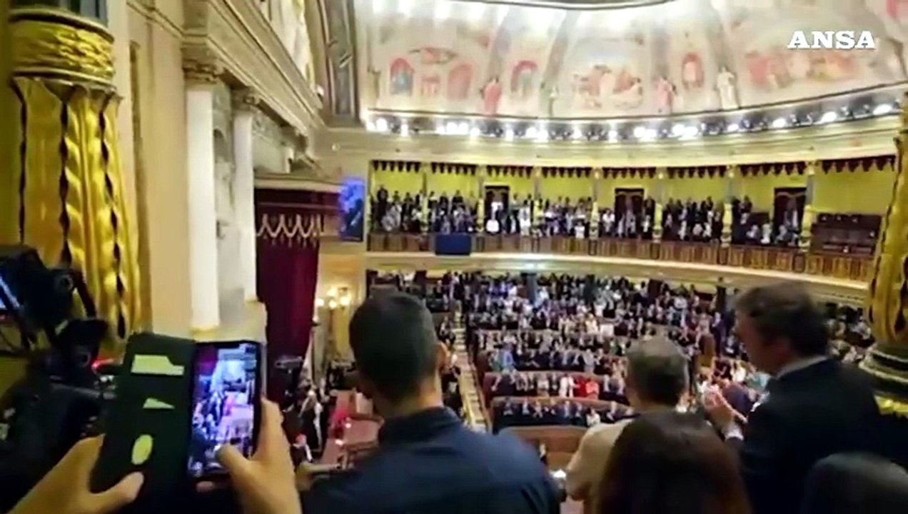 Standing ovation alle Cortes per Papa Leone