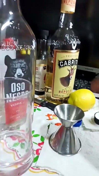 sirviendo un trago de #tequila o #vodka entre #botanas y #bebidas #shorts bien agusto en la #oficina